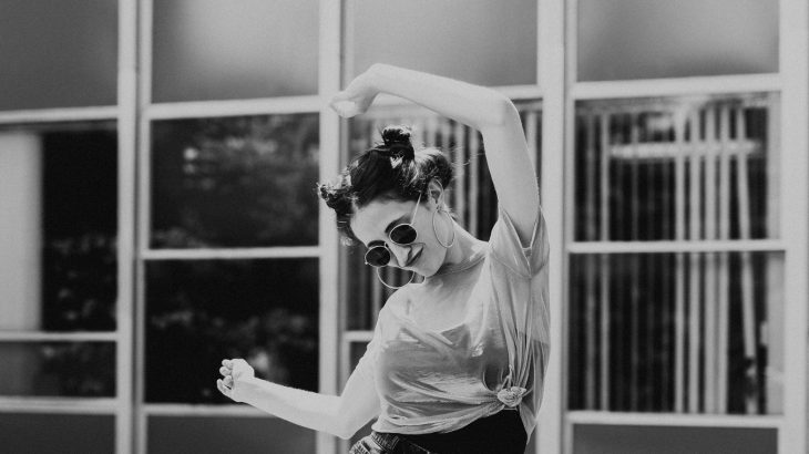 woman-wearing-sunglasses-dancing-black-white