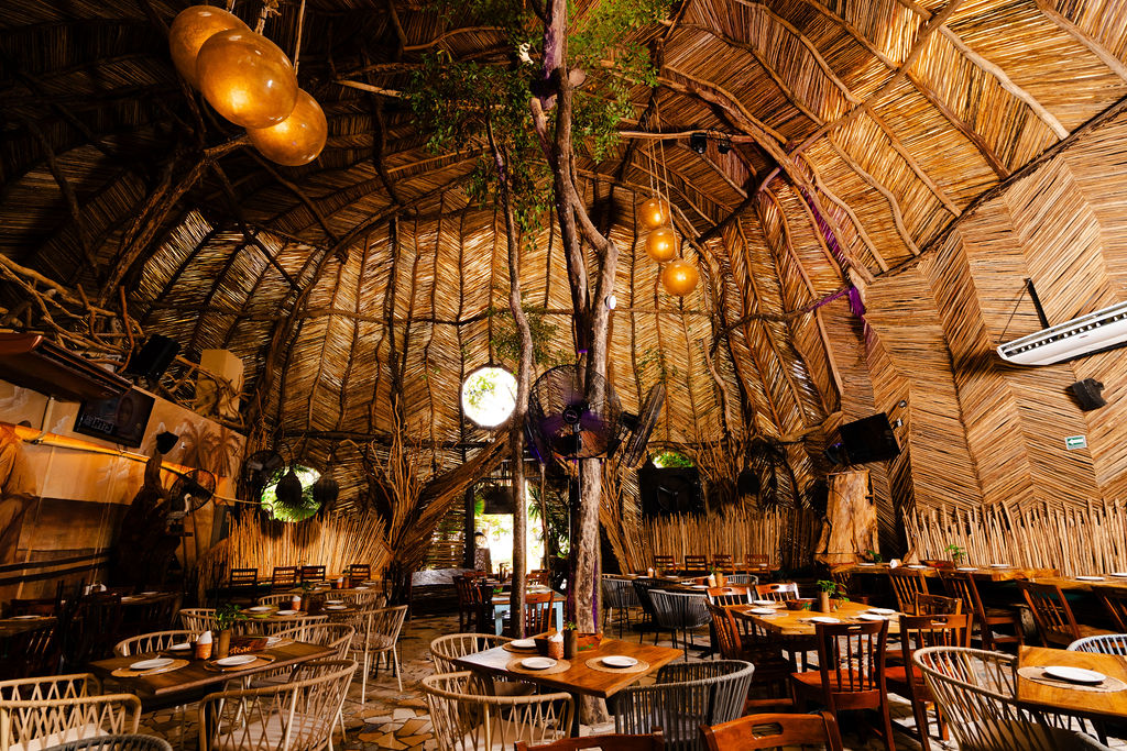 El Oasis Mariscos interior