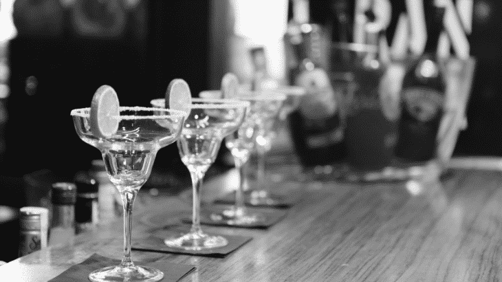 black-white-photo-empty-margarita-glasses-on-bar