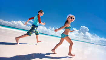 kids-on-beach