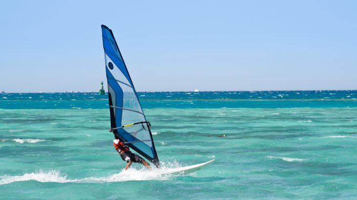 windsurf-off-beach-aruba