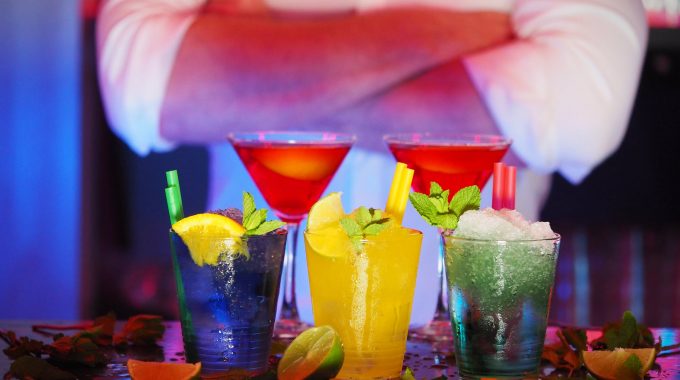 cancún-nightlife-colorful-cocktails