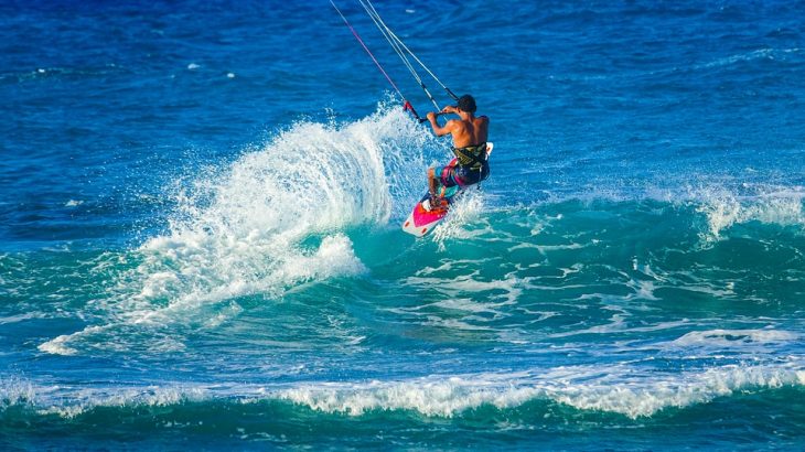 male-windsurfing-aruba