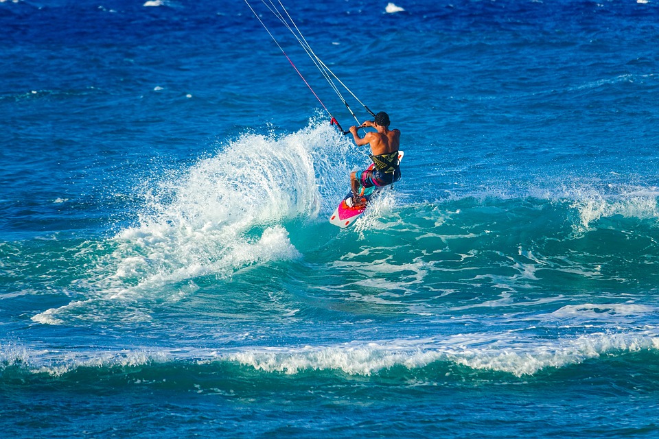 male-windsurfing-aruba
