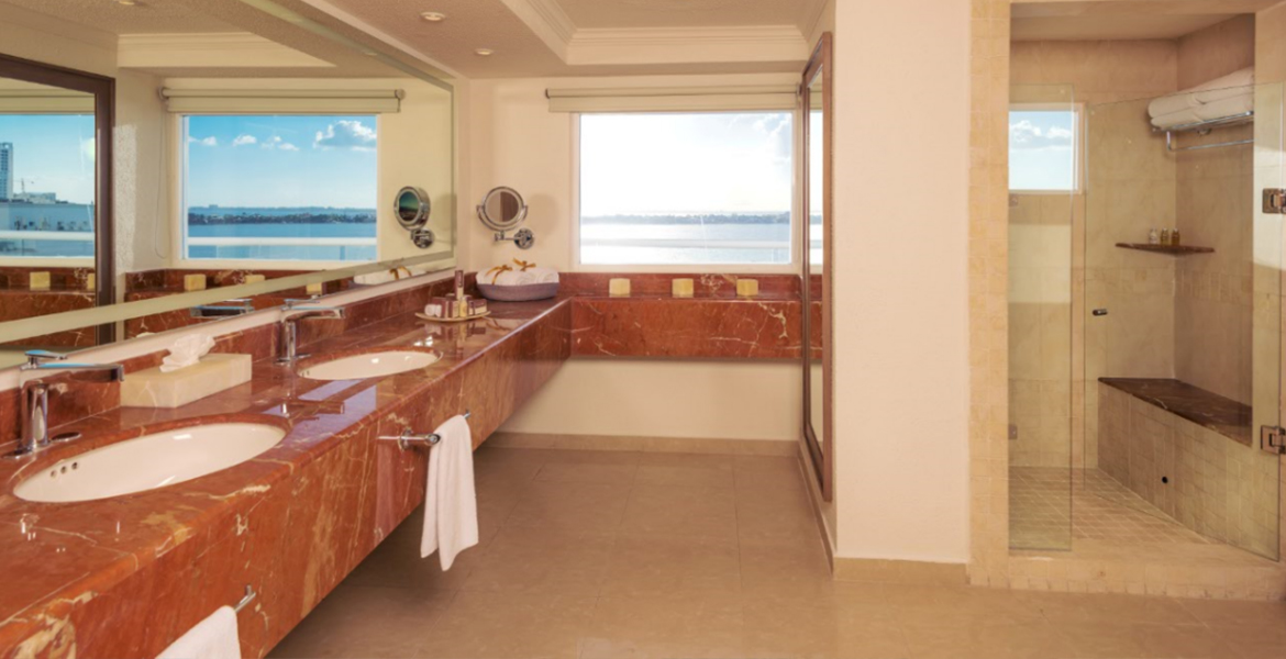 bathroom-panama-jack-resorts-cancun