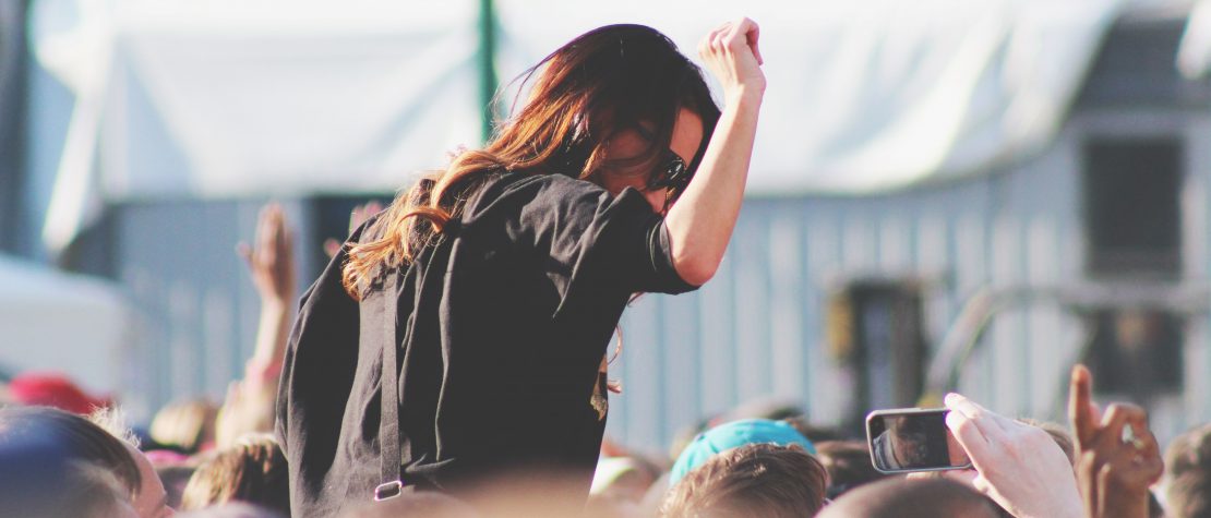 music-festival-girl-shoulders