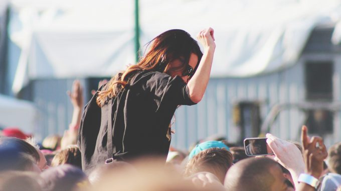 music-festival-girl-shoulders