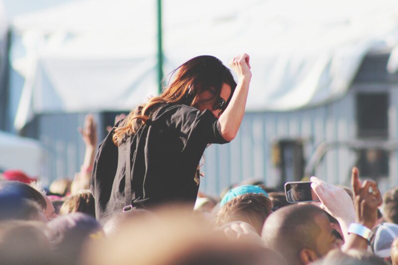 music-festival-girl-shoulders