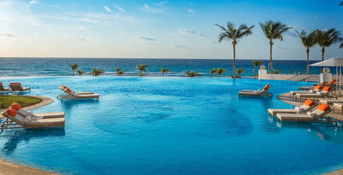 infinity-pool-le-blanc-spa-resort-cancun