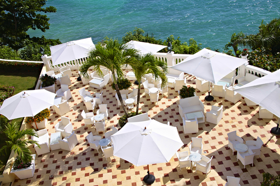 white-umbrellas-patio-luxury-bahia-principe-cayo-levantado