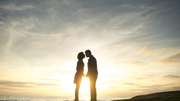 couple-silhouette-kissing-sunset