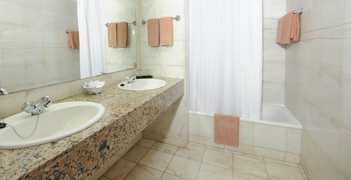 suite-bathroom-playabachata-resort