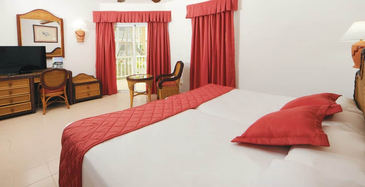 suite-bed-playabachata-resort