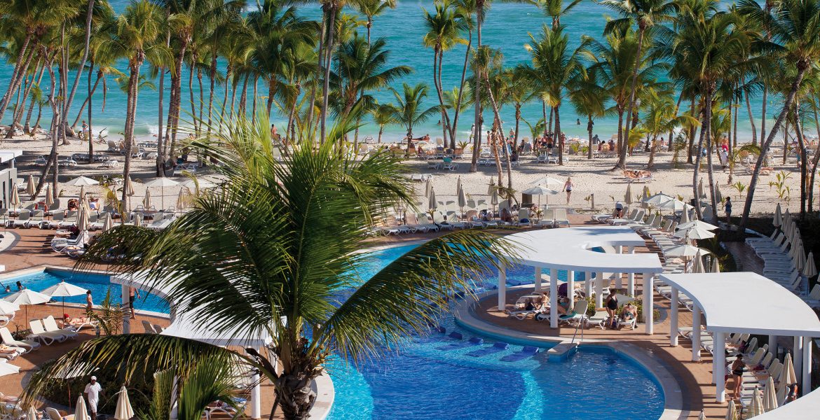 palm-trees-pool-riu-palace-bavaro