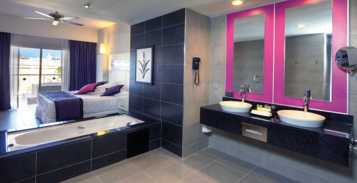 jacuzzi-suite-bathroom-riu-palace-bavaro