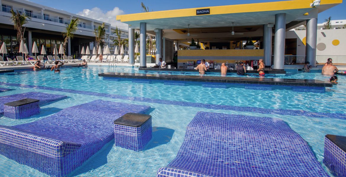 hotel-riu-republica-pool-bar