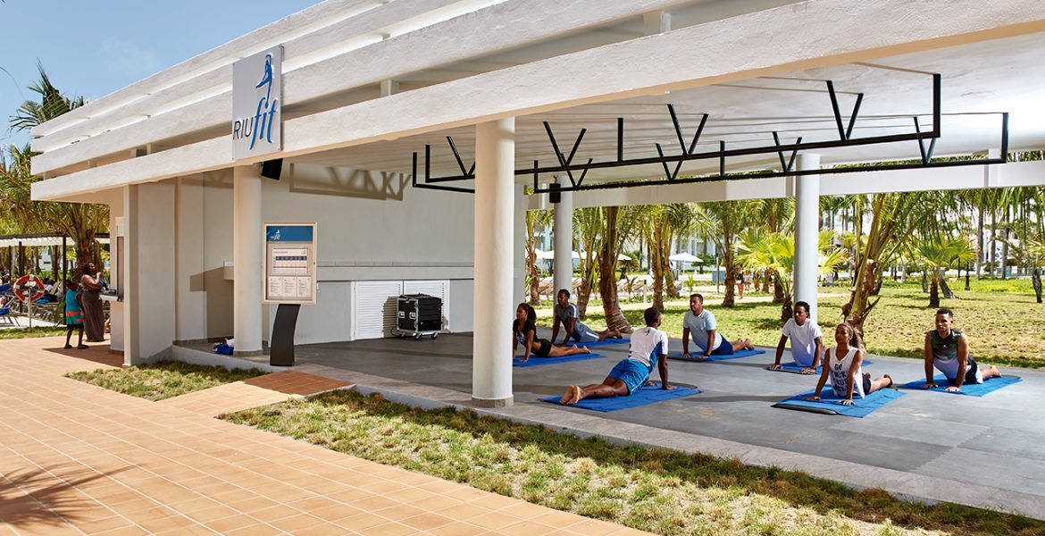 yoga-class-riu-palace-punta-cana