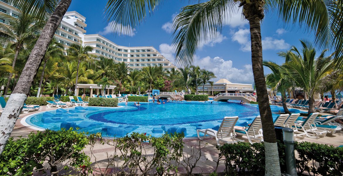 hotel-riu-caribe-cancun-mexico-resort