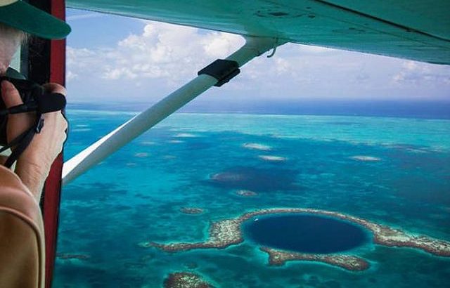 great-blue-hole-belize-above