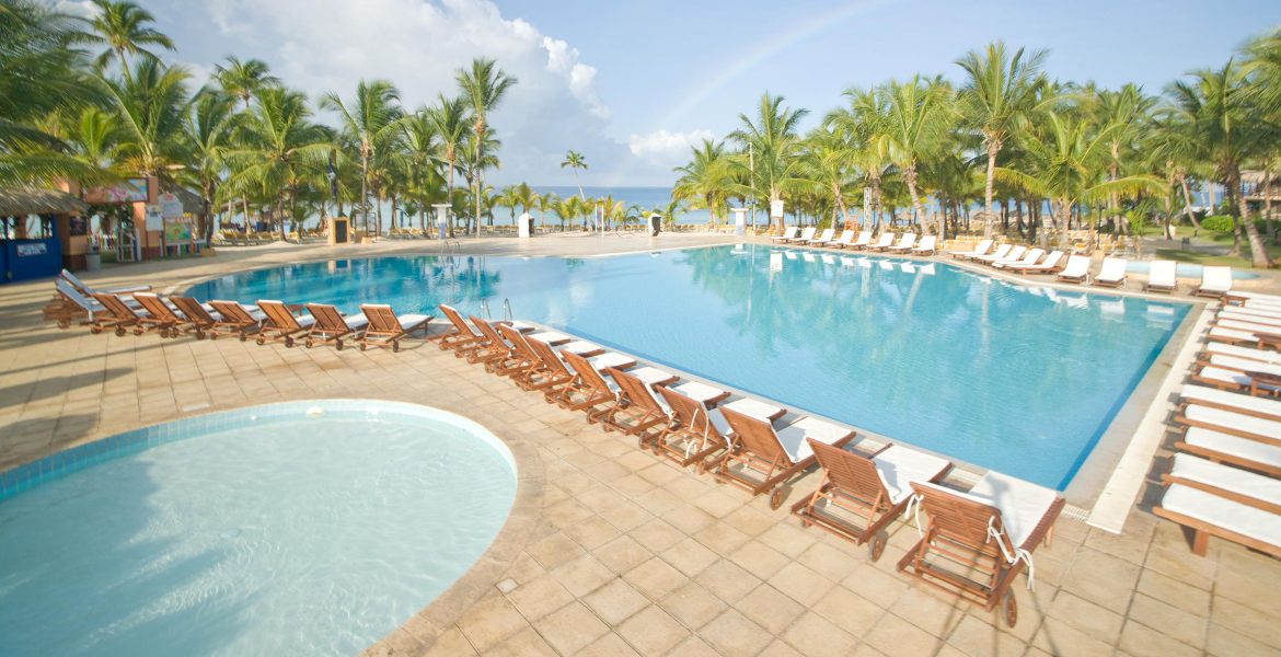 pool-loungers-viva-wyndham-dominicus-beach