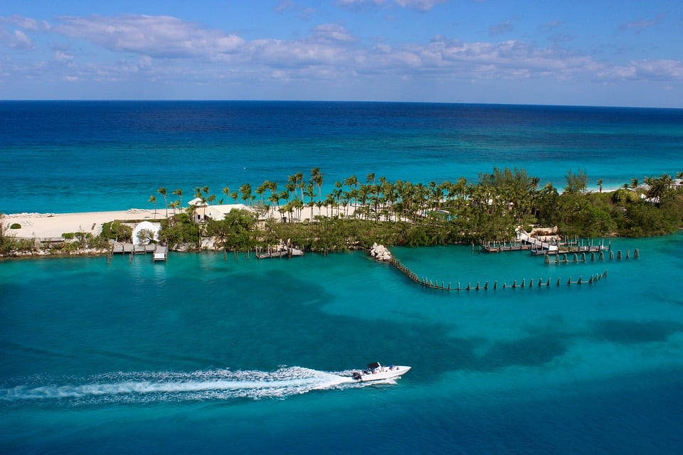 boat-sailing-water-paradise-beach-nassau-bahamas
