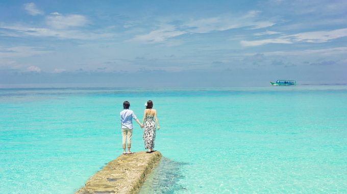 couple-honeymoon-ocean-turquoise