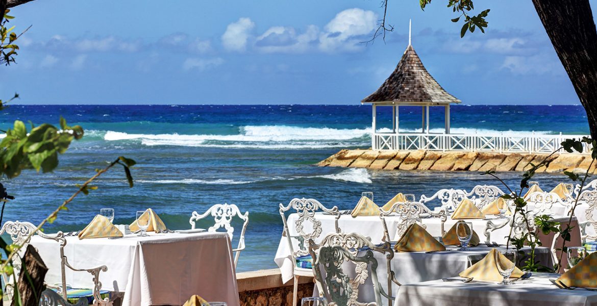 outdoor-dining-half-moon-jamaica