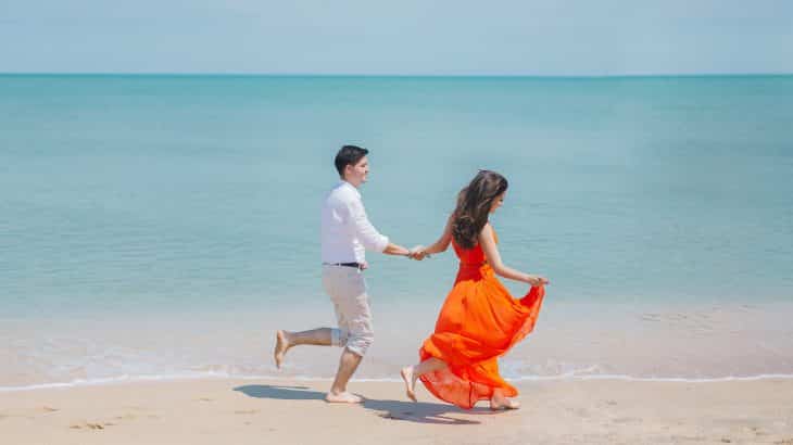 couple-running-on-beach-los-cabos