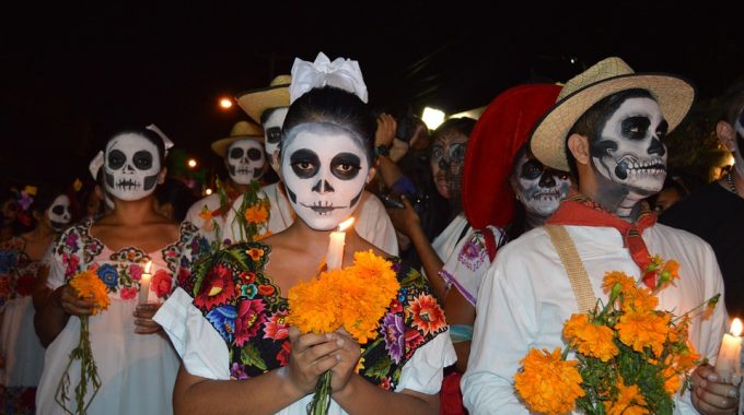 painted-faces-people-day-of-dead-vigil-mexico