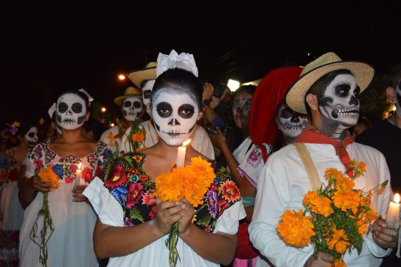 painted-faces-people-day-of-dead-vigil-mexico