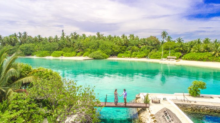 couple-holding-hands-turquoise-water