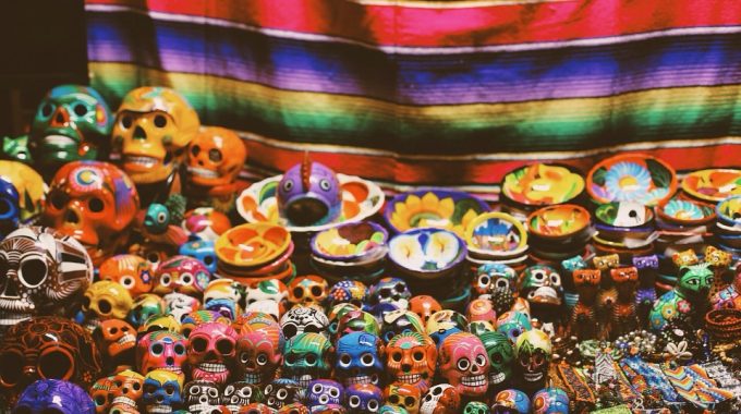 colorful-skulls-souvenirs-mexico