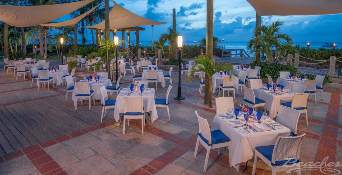 outside-dining-beaches-resort-turks-caicos