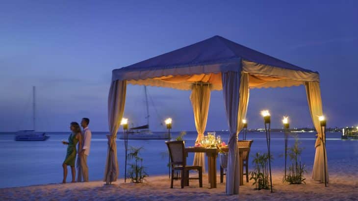 beach-dining-hyatt-regency-resort-casino-aruba