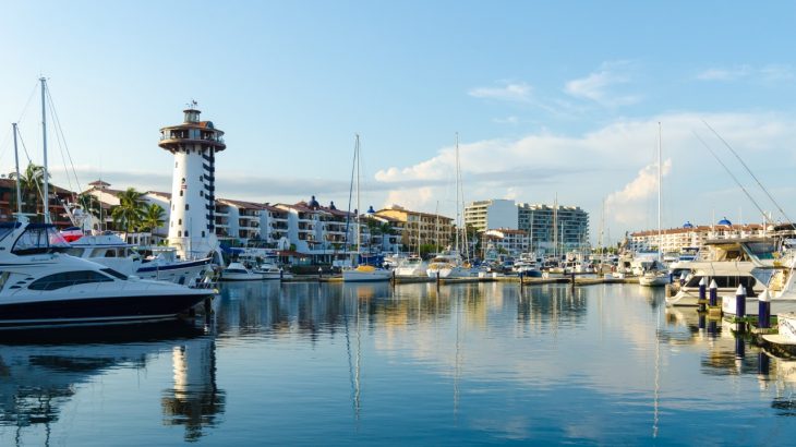 marina-vallarta-faro-puerto-vallarta-mexico