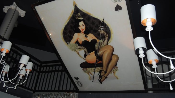 pin-up-decor-speakeasy-bar