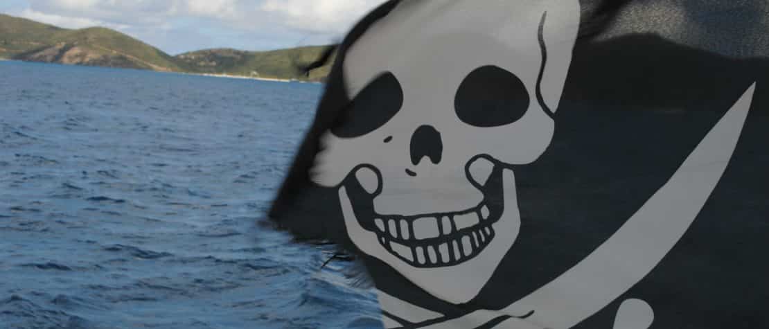 pirate-flag-over-ocean