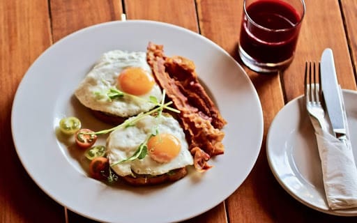eggs-bacon-juice-ziggys-tulum