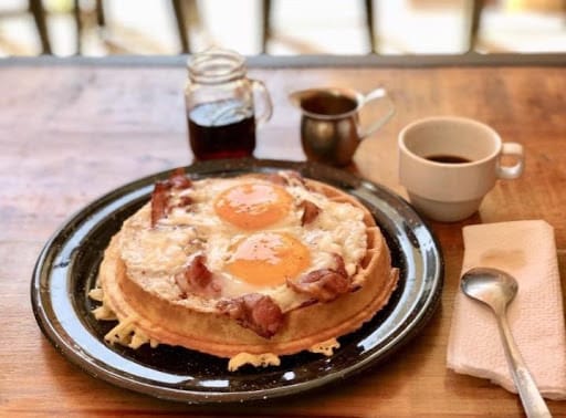 brunch-waffle-egg-madrez-cafe-playa-del-carmen