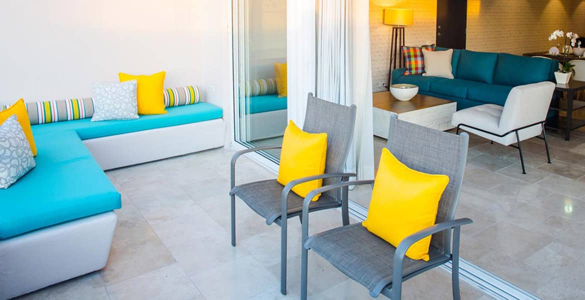 resort-suite-patio-grey-chairs-yellow-pillows