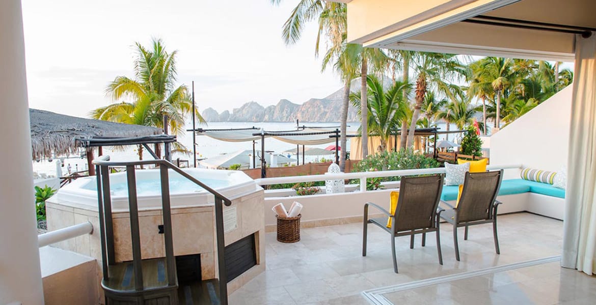 resort-balcony-with-private-pool-overlooking-ocean