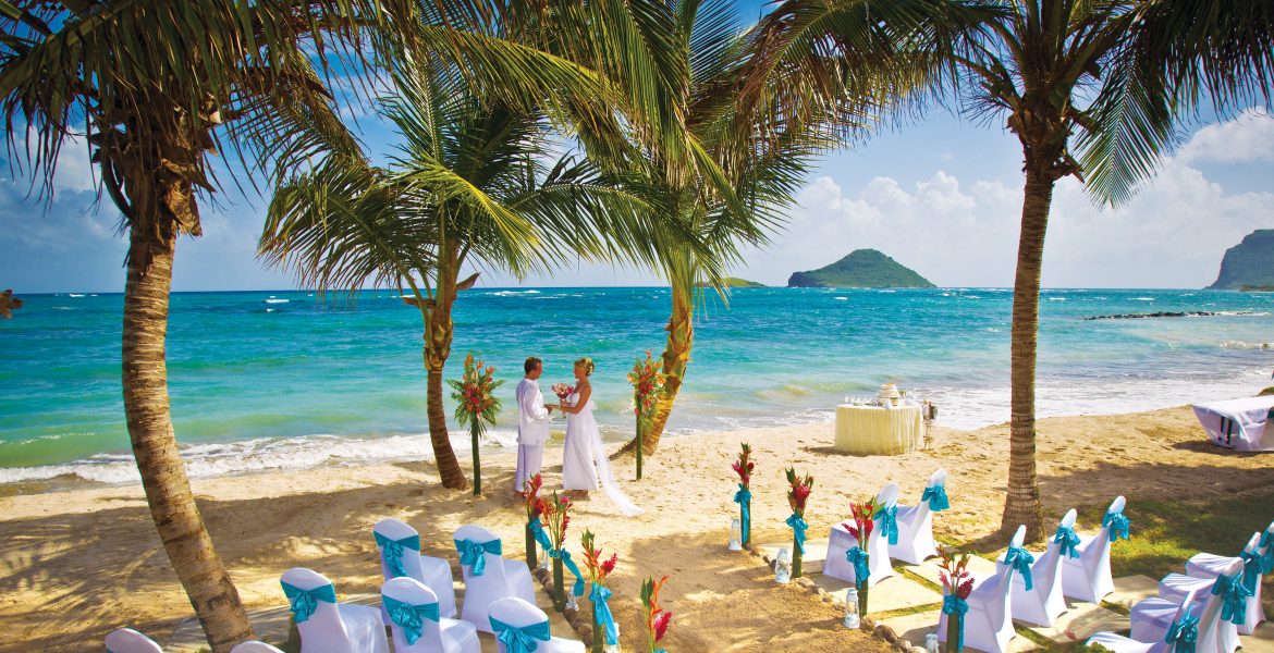 wedding-walkway-on-beach-blue-ocean-green-palm-trees-backgroud
