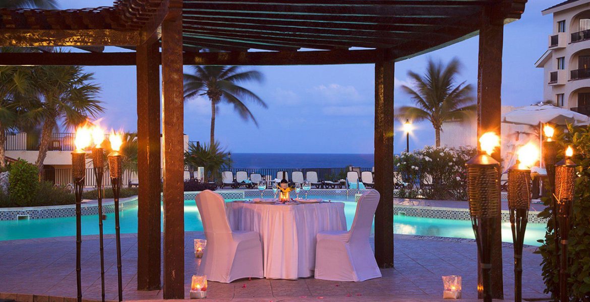 outside-dining-hotel-pool-white-table-cloth