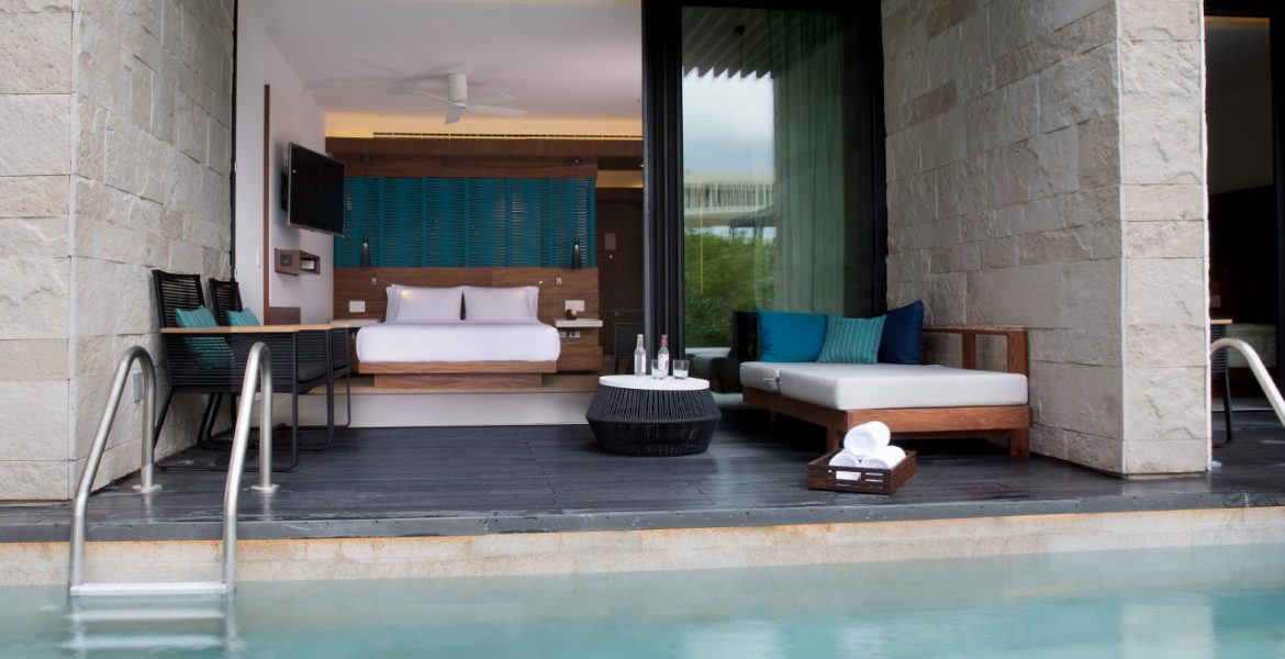 resort-room-right-on-pool