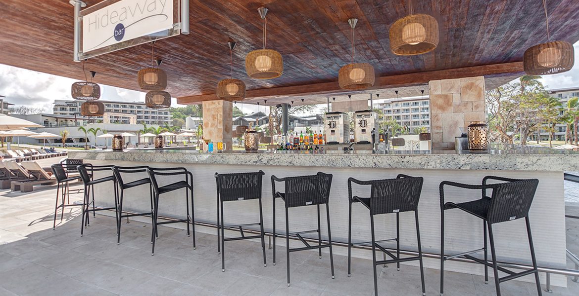 outside-bar-dining-black-high-chairs