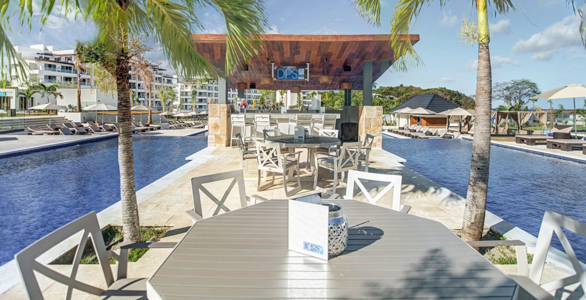 outside-dining-surrounded-by-blue-pools