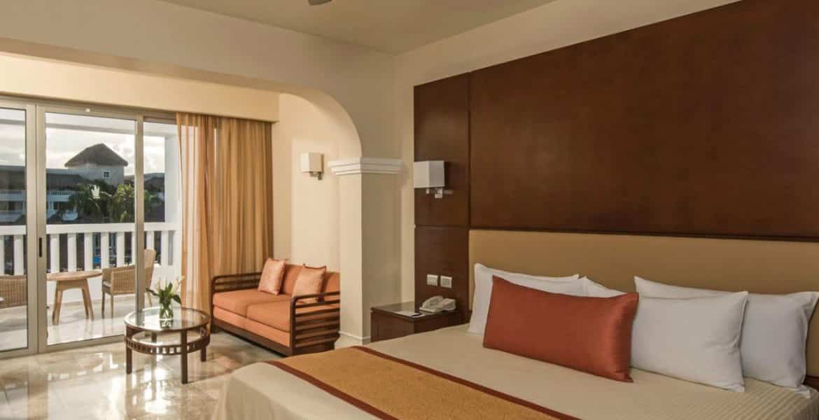 resort-suite-plush-bed