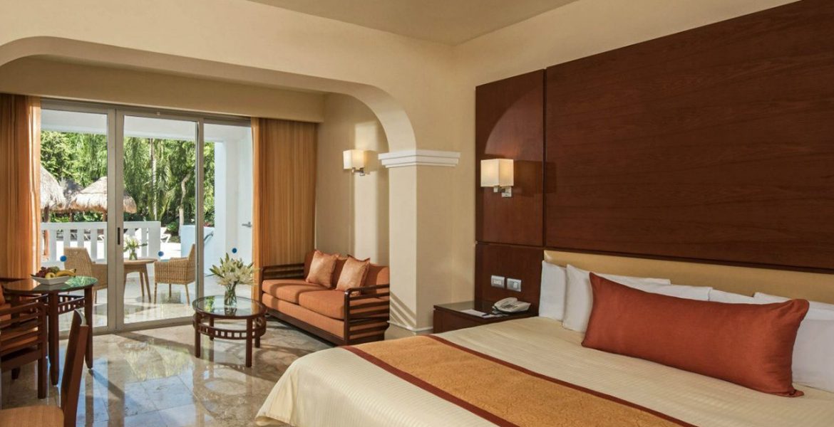 resort-suite-plush-bed