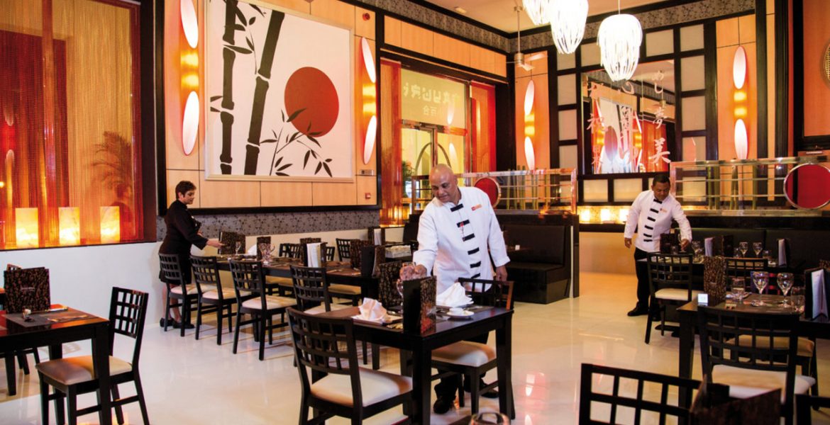 japanese-resort-dining-waiter