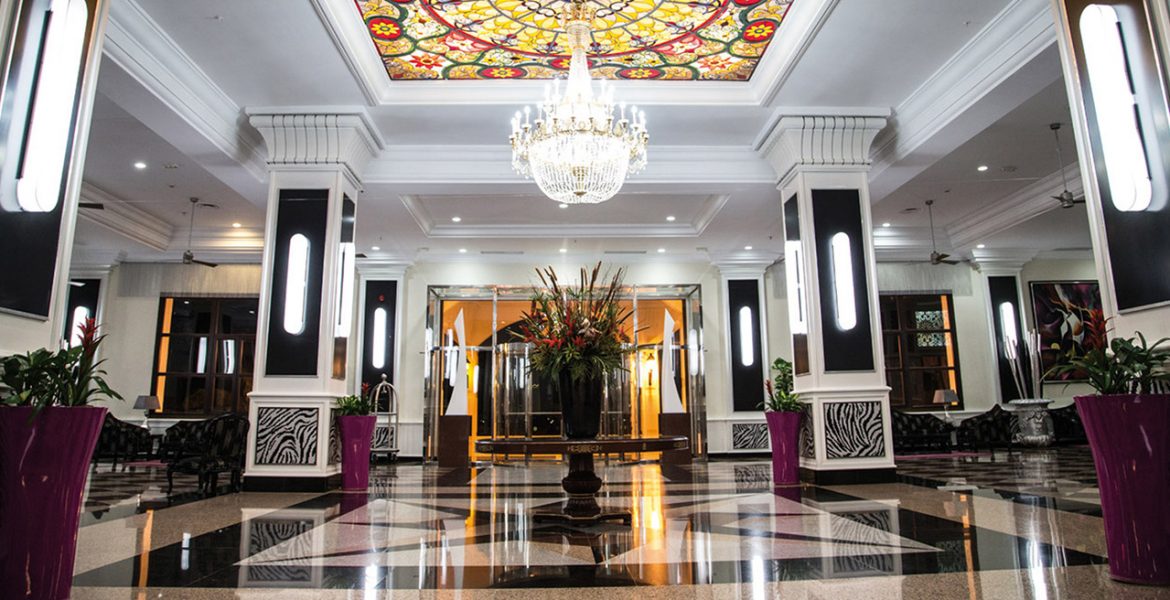 resort-lobby-crystal-chandelier